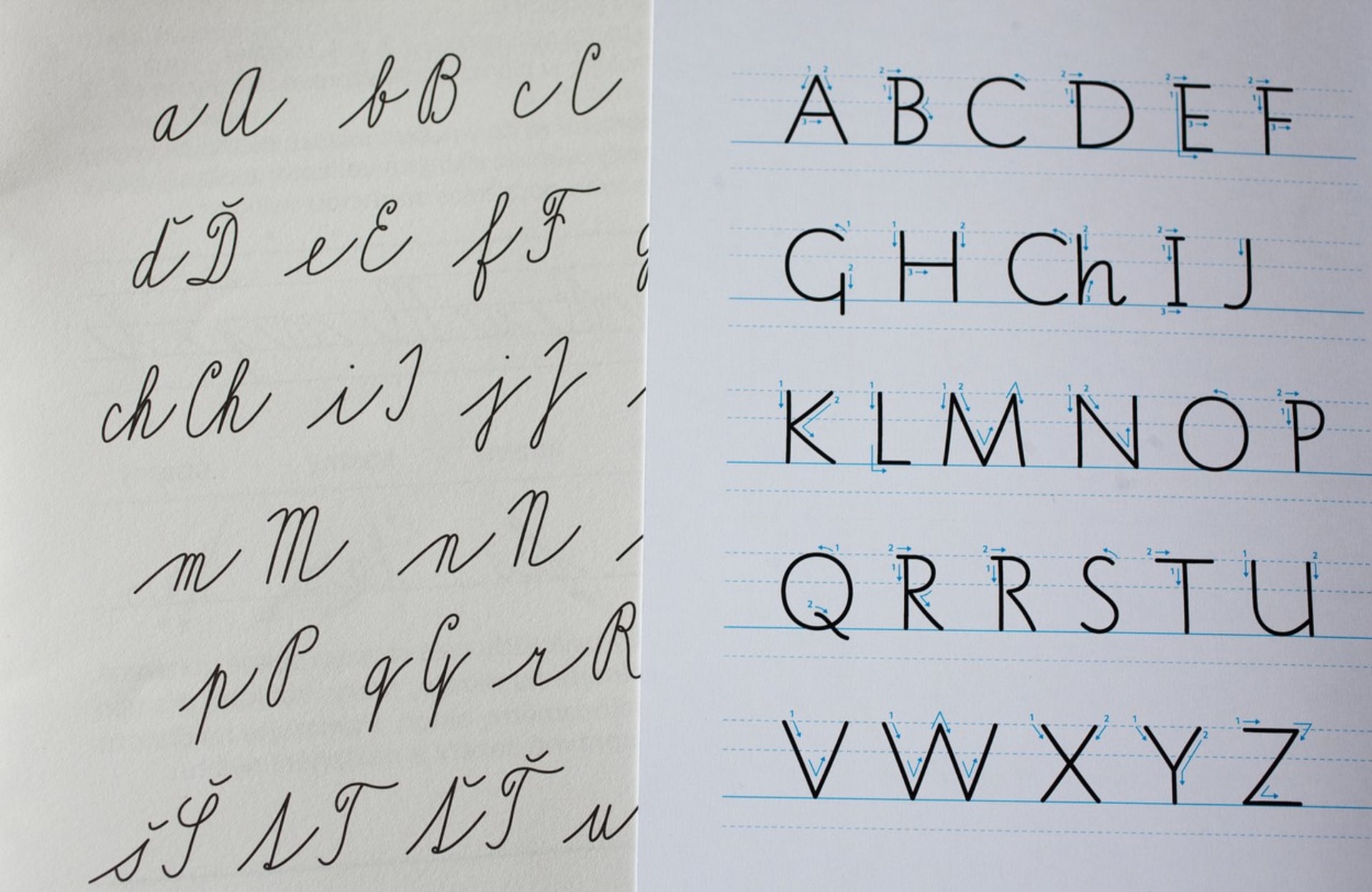 Porovnání rozdílů mezi tradiční českou abecedou pro školáky a písmem Comenia Script.
