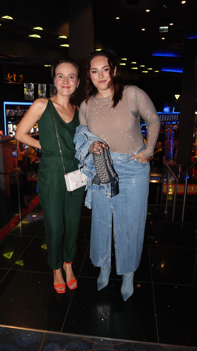 Herečka Tereza Ramba a zpěvačka Ewa Farna dress code neřešily, vyrazily v zelené a modré.