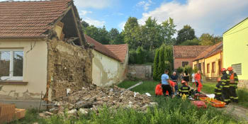 Kuriózní nehoda na Vyškovsku. Na muže se zřítila štítová zeď domu, zasahoval i vrtulník