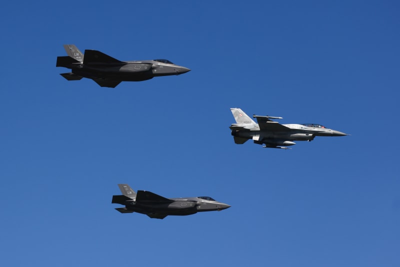 Polský letoun F-16 doprovázený dvěma americkými F-35