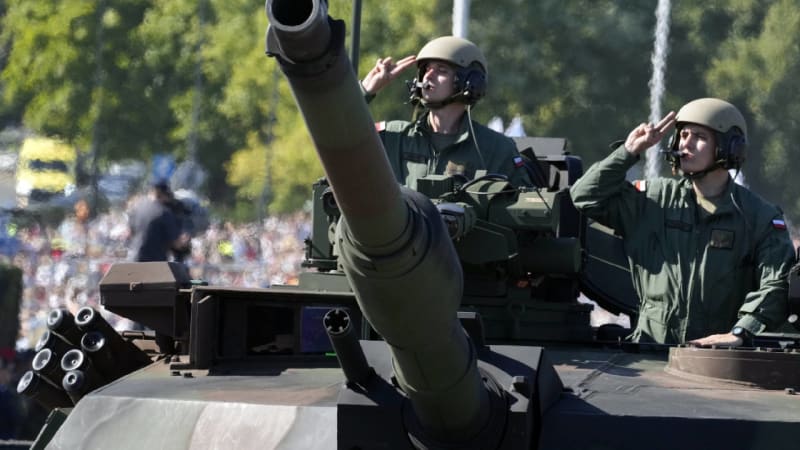 Polská armáda předvedla na přehlídce nové západní tanky