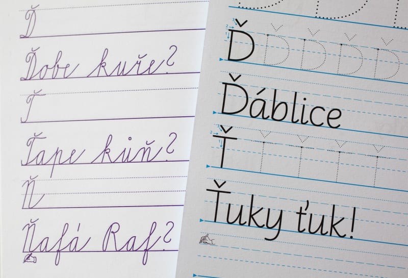 Porovnání rozdílů mezi tradiční českou abecedou pro školáky a písmem Comenia Script.