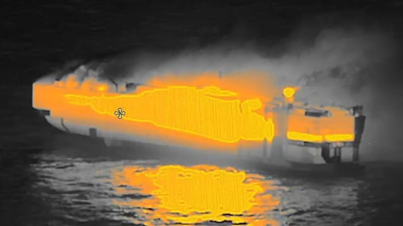 Tvrdá facka odpůrcům elektroaut: Šéf hasičů poodkryl důvody masivního požáru transportní lodi