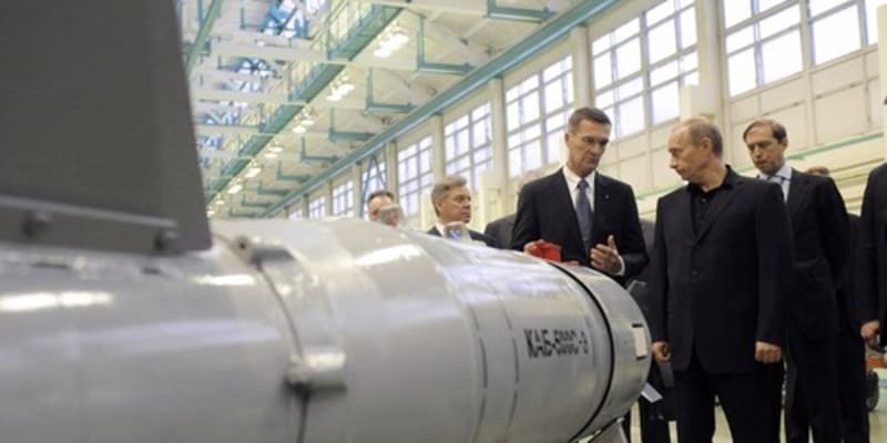 Z českého sankční seznamu se na celoevropský přesunul ruský podnikatel a výrobce raket Boris Obnosov. Na snímku s ruským prezidentem Vladimirem Putinem.
