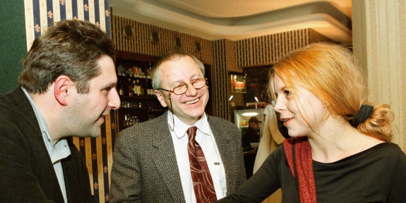 Ve věku 75 let zemřel divadelní režisér Zdeněk Potužil (na fotografii uprostřed).