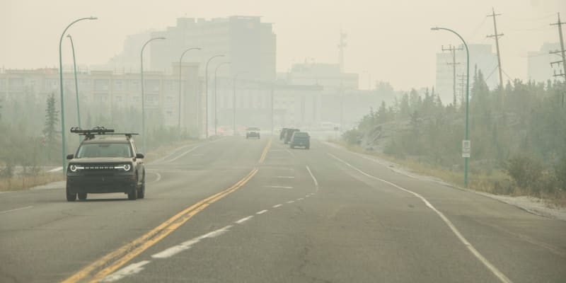 Kanadská Severozápadní území vyhlásila nouzový stav kvůli požárům.