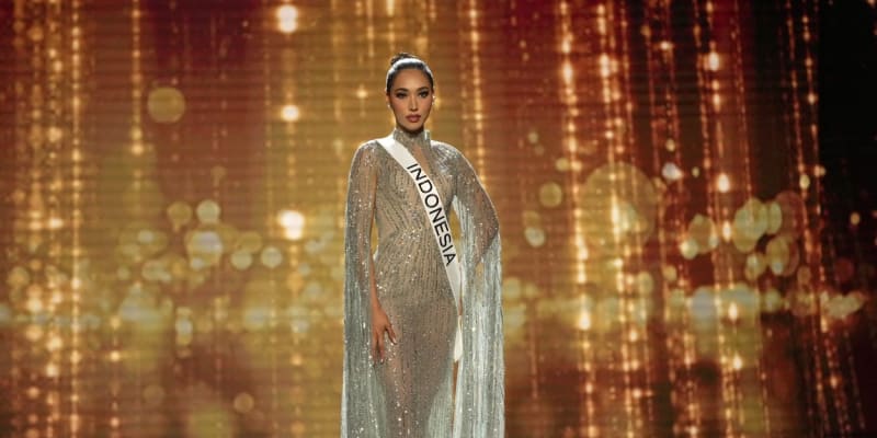 Miss Universe v Indonésii končí kvůli sexuálnímu obtěžování ze strany porotců. 