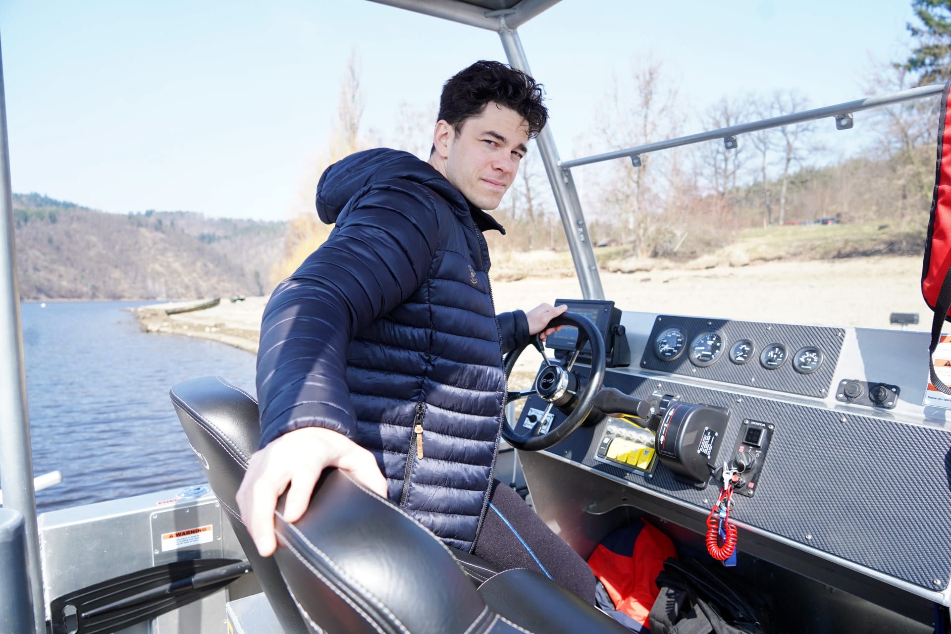 Marek Adamczyk při tréninku řízení lodi.