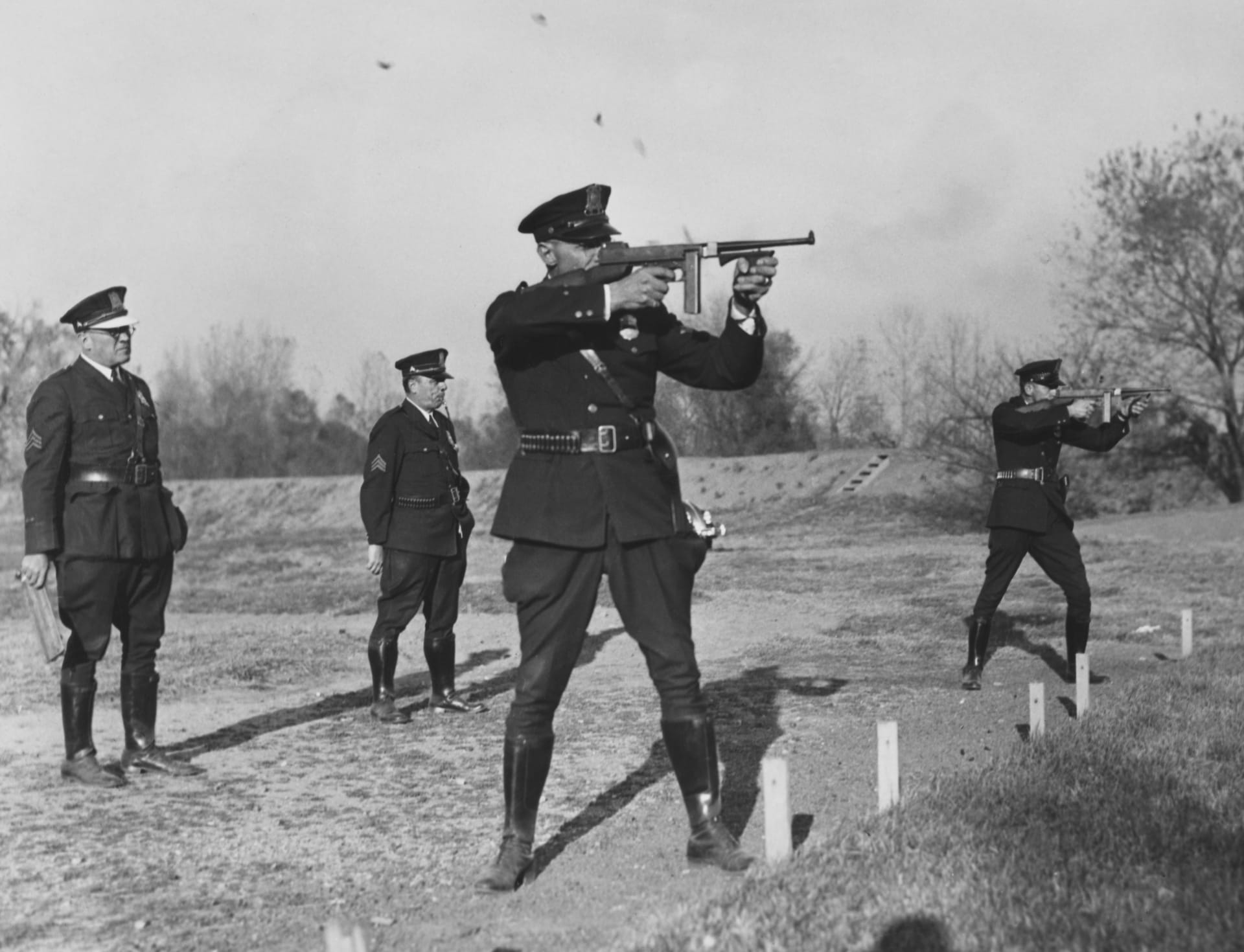 Příslušníci policejního sboru v Indianapolis nacvičují střelbu ze samopalu Thompson (1934)