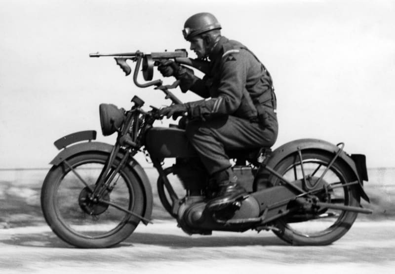 Příslušník britských motocyklových jednotek vyzbrojený samopalem Thompson nacvičuje obranu před německou invazí (1940)