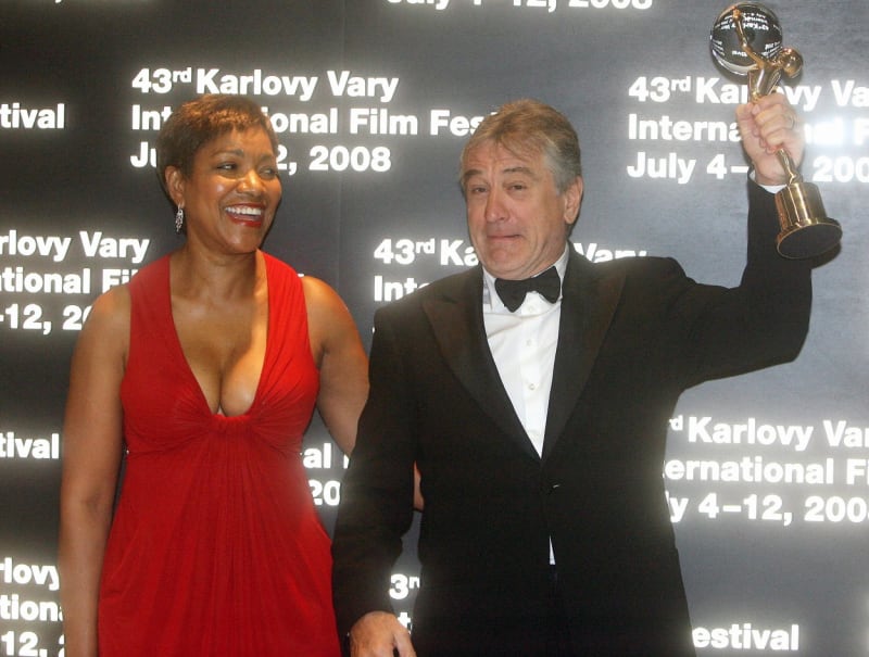 De Niro s manželkou na KVIFF 2008, kde z rukou Jiřího Bartošky převzal Křišťálový glóbus.