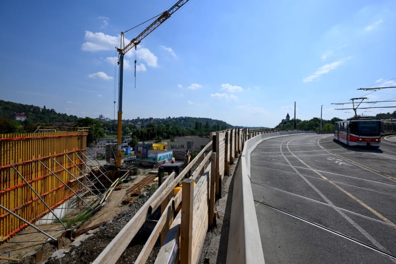 Stavba Dvoreckého mostu by měla být dokončena v listopadu 2025.