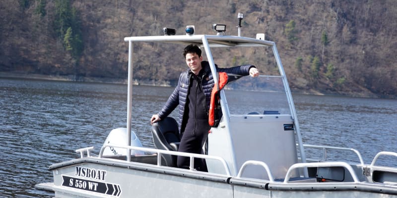 Marek Adamczyk se učil řídit i loď.