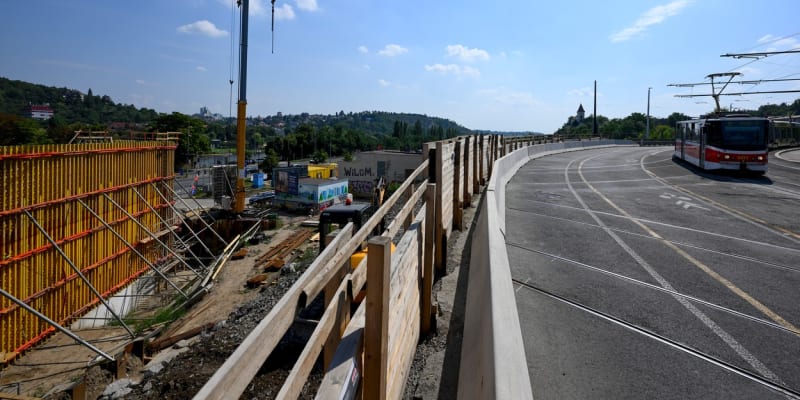 Stavba Dvoreckého mostu by měla být dokončena v listopadu 2025.