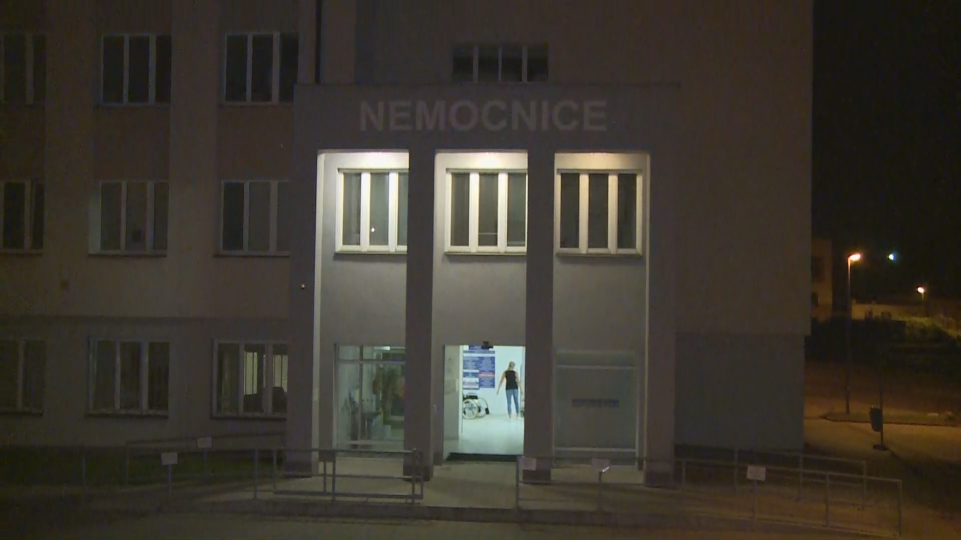 Kralupské nemocnici hrozil anonym bombou.
