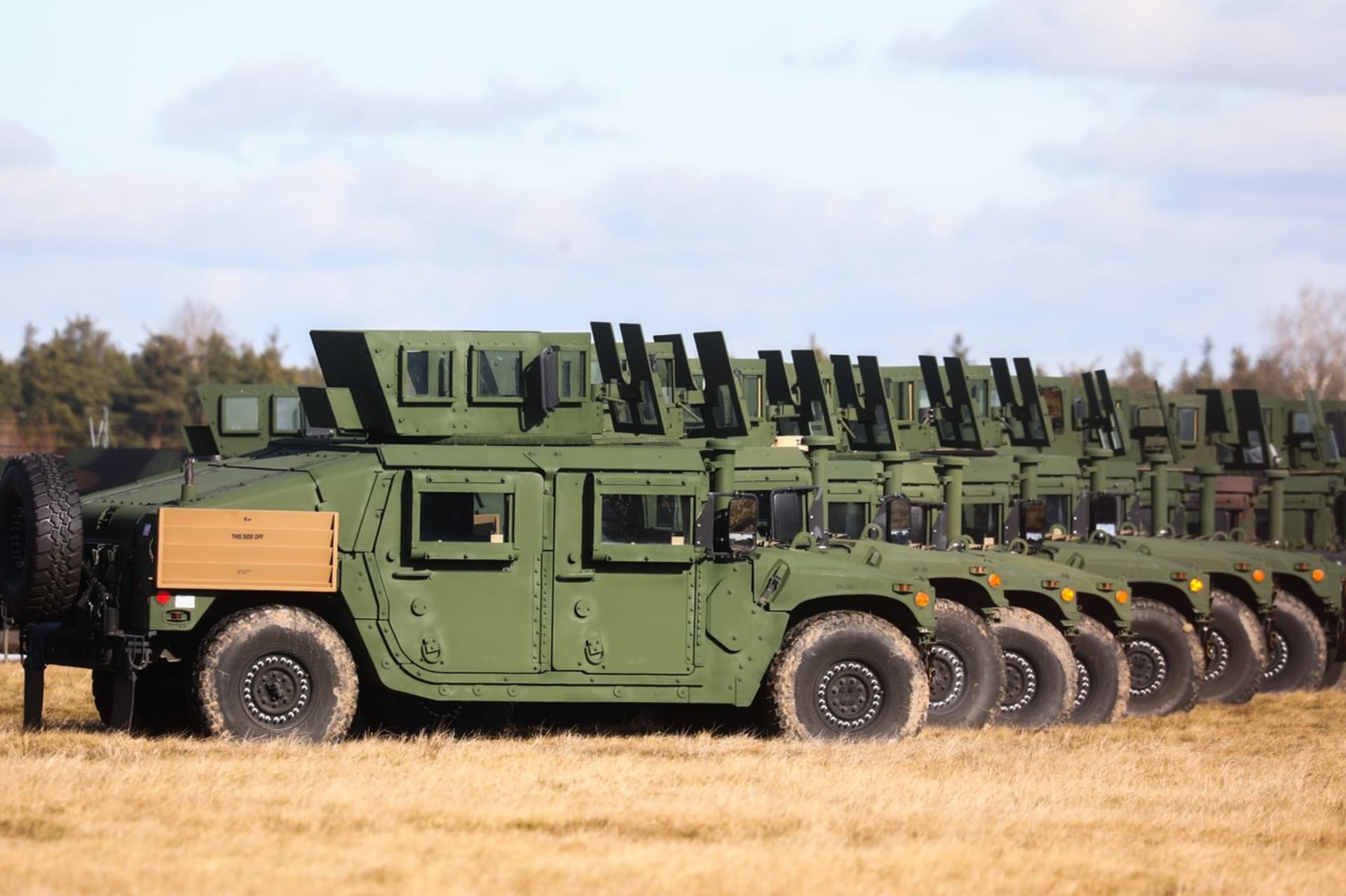 Vozy Humvee seřazené na vojenské základně Mielec v Polsku