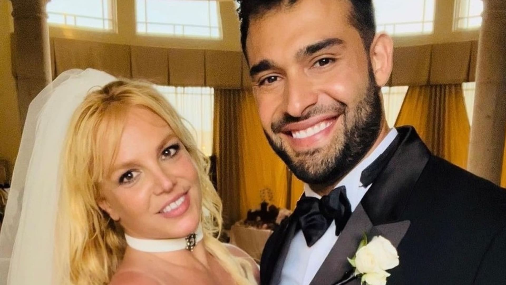 Britney Spearsová se nedlouho po zrušení opatrovnictví provdala za dlouholetého partnera Sama Asghariho.