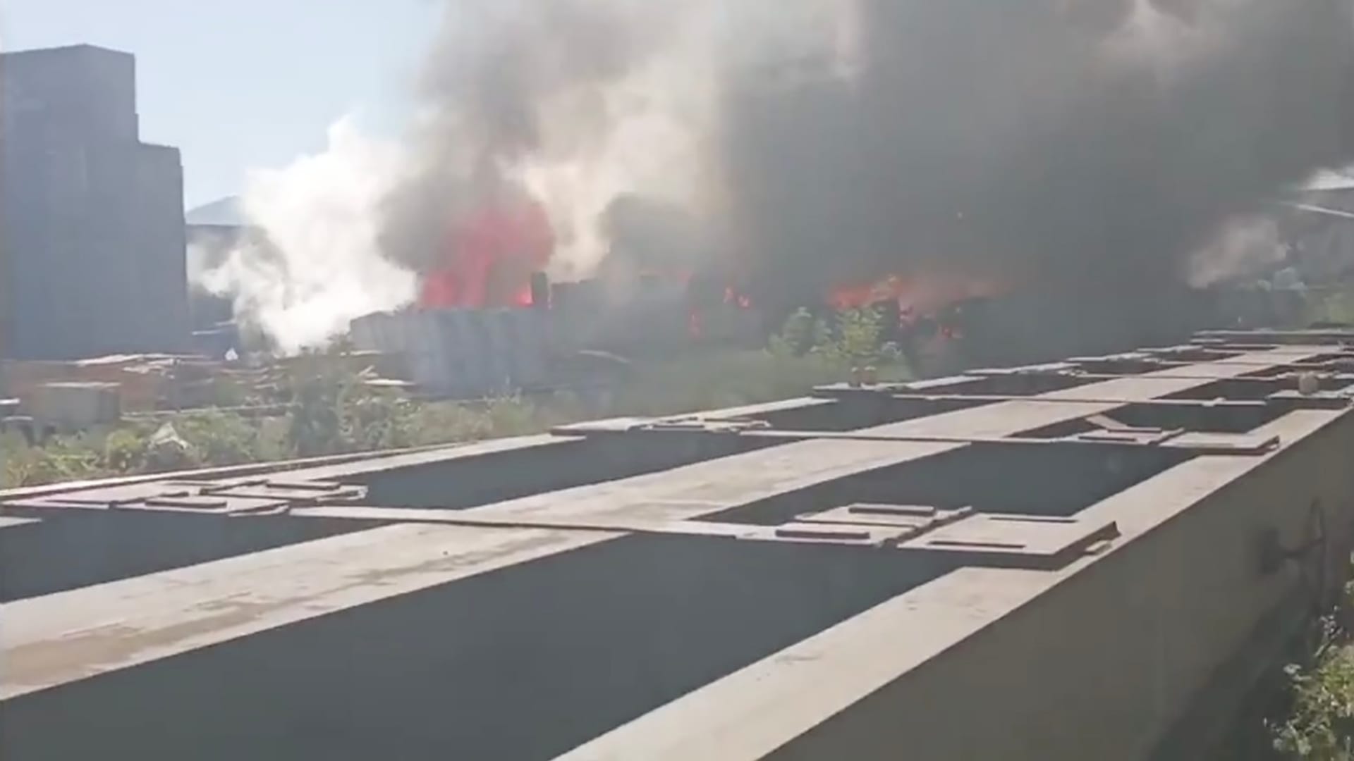 V ruském Novorossijsku hořel terminál přístavu.
