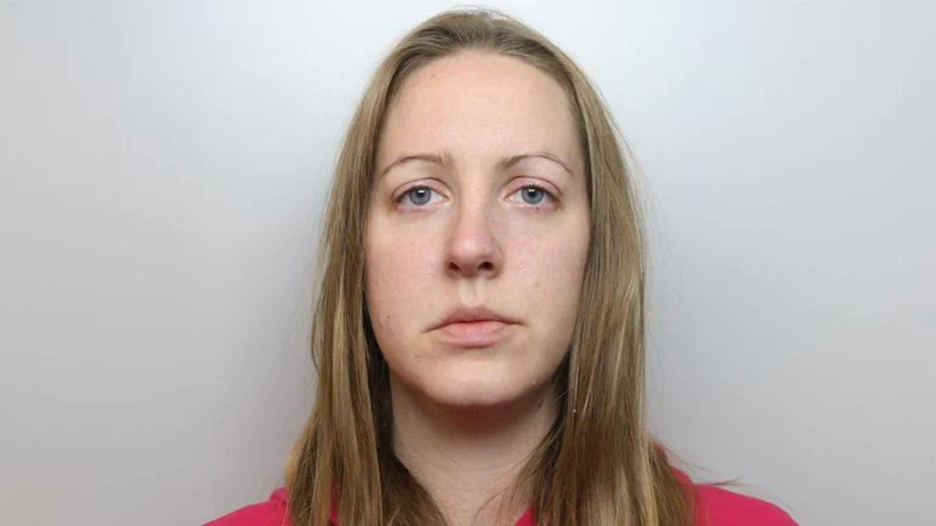 Britskou zdravotní sestru Lucy Letbyovou uznali vinnou z vraždy sedmi novorozenců.