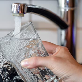 Může pití kohoutkové vody způsobit rakovinu? (ilustrační obrázek)