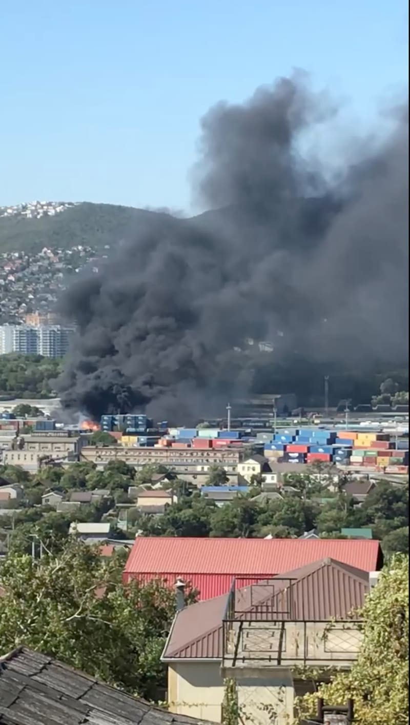 Dým z požáru v ruském přístavu Novorossijsk je vidět na kilometry daleko.