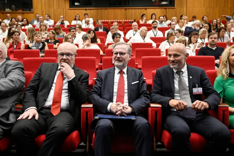 Ministr zdravotnictví Vlastimil Válek, premiér Petr Fiala a bývalý ředitel IKEM Michal Stiborek