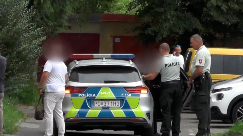 Policisté na Slovensku nalezli tělo muže zabalené v igelitu.