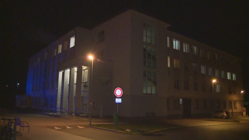 Kralupské nemocnici hrozil anonym bombou.