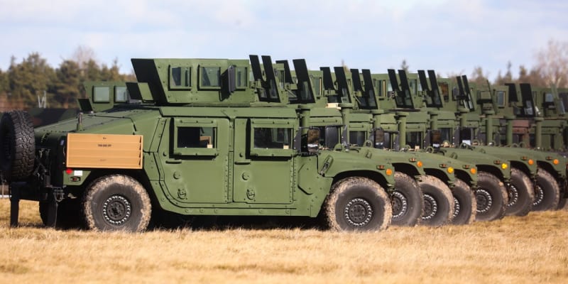 Vozy Humvee seřazené na vojenské základně Mielec v Polsku
