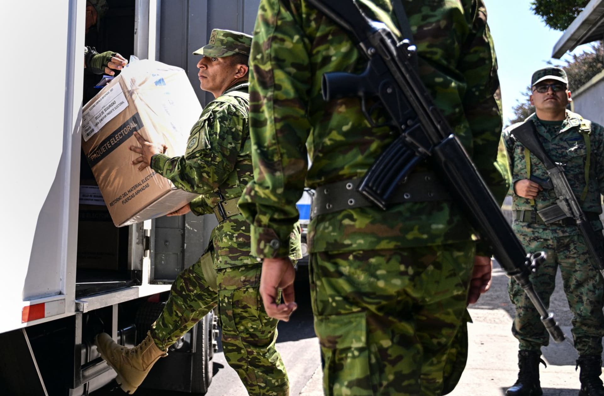 Ozbrojené síly distribuují volební materiály ve volební místnosti v Quitu 19. srpna 2023, v předvečer prezidentských voleb a referenda o těžbě a ropě.