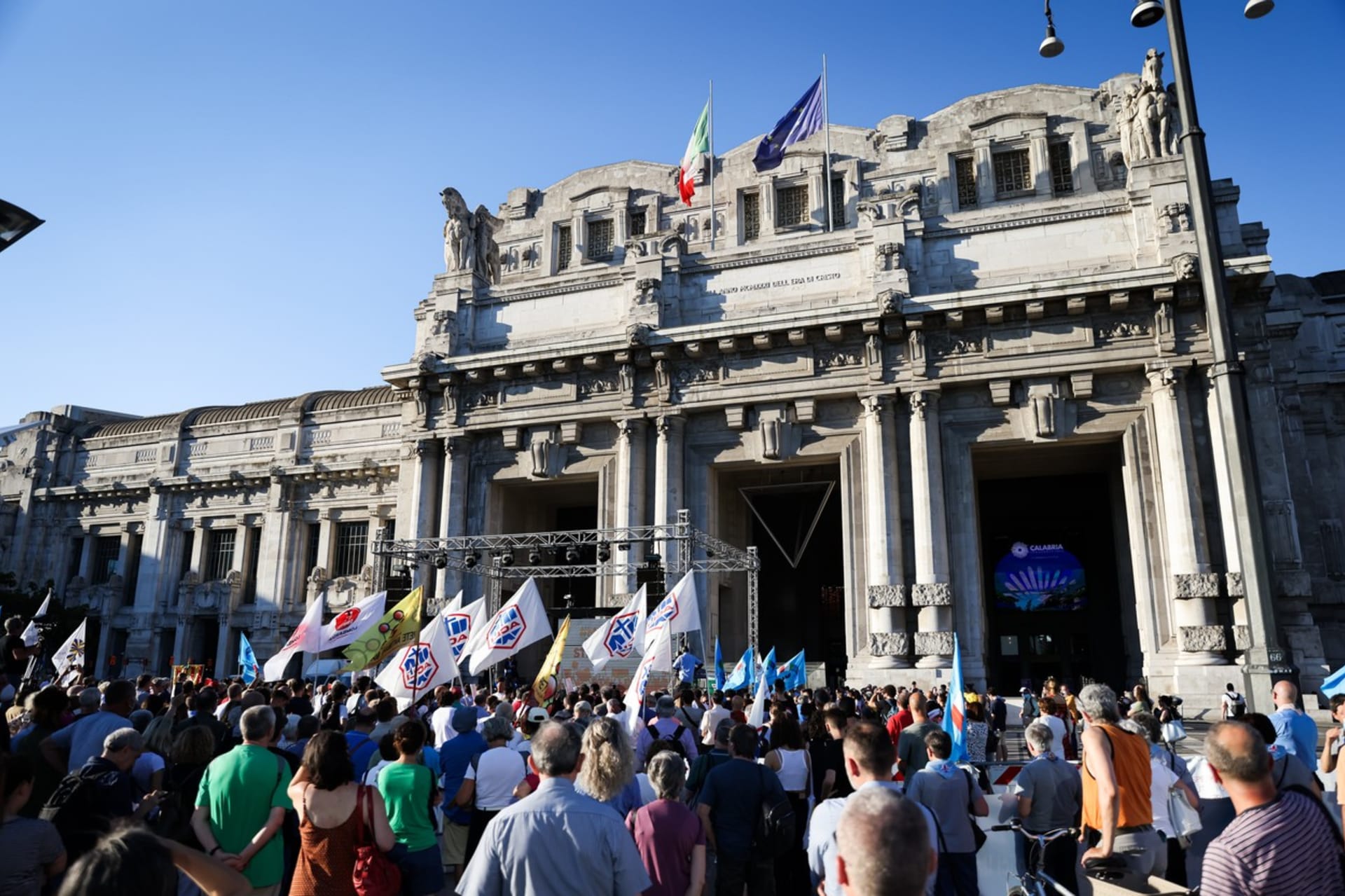 Milánská demonstrace proti mafii na podporu Nicoly Gratteriho