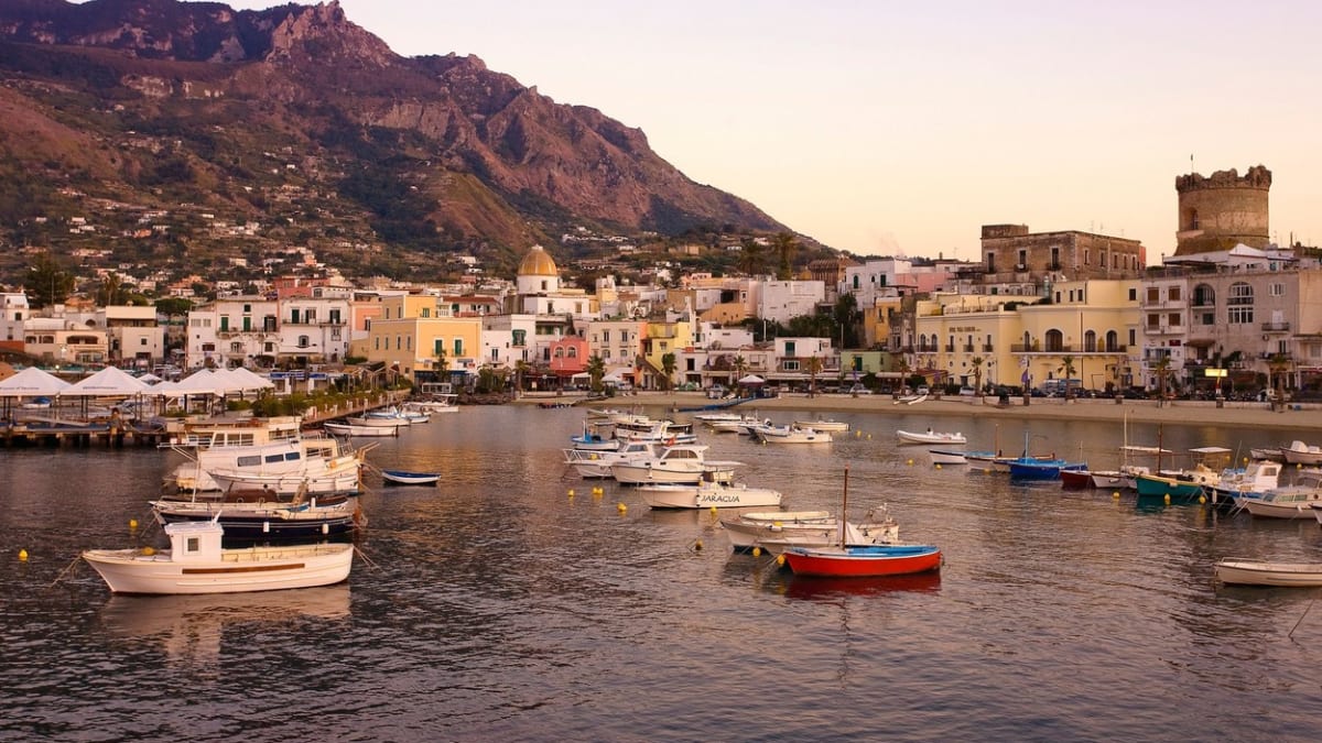 Město na ostrově Ischia tvrdě pokutuje turisty.