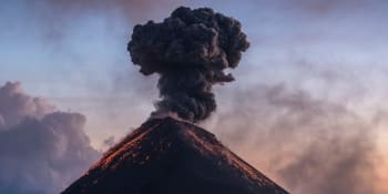 Záběry apokalyptické podívané. Sopka Acatenango chrlila proudy blesků místo lávy