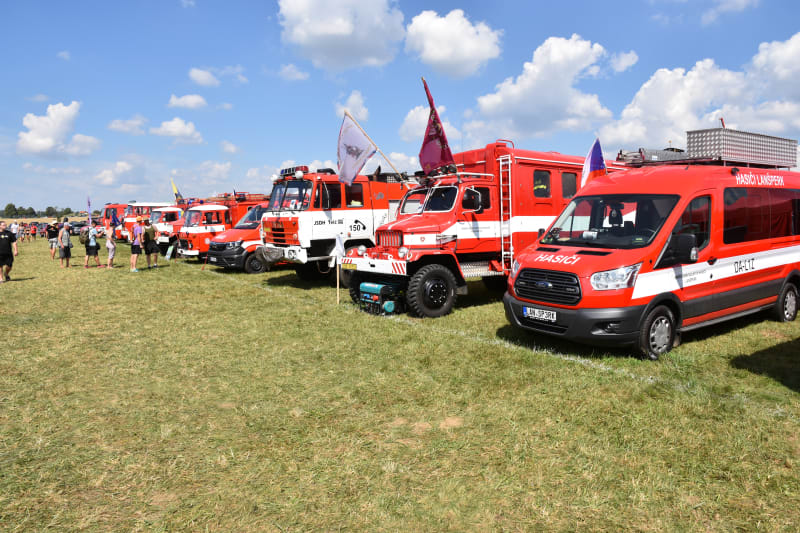 Na Pyrocaru v Přibyslavi se setkali hasiči z celé České republiky. Pochlubili se i hasicím robotem i speciálními obleky.