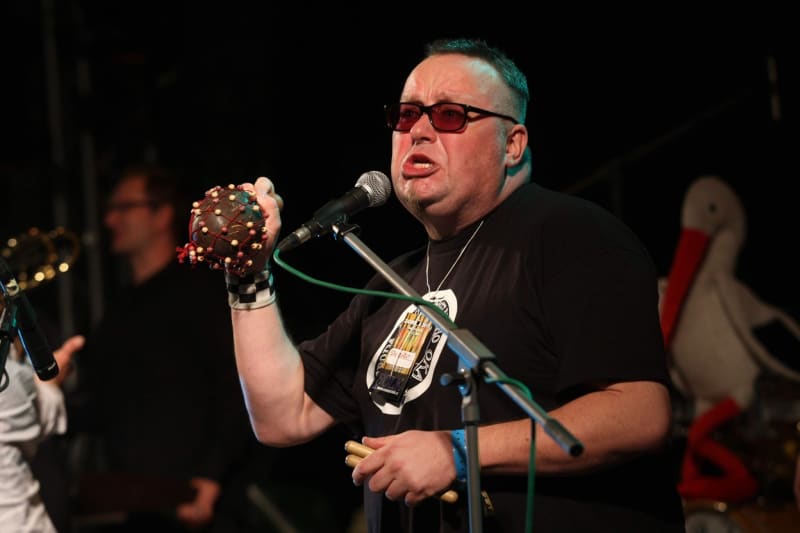 Zemřel zpěvák kapely Sto zvířat Jan Kalina.
