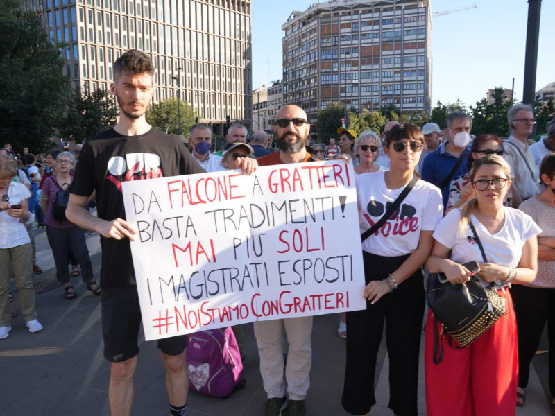 Milánská demonstrace proti mafii, na podporu prokurátora Nicoly Gratteriho