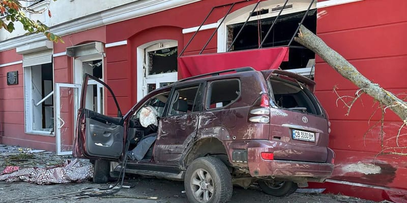 Rusko v sobotu podniklo raketový útok na severoukrajinské město Černihiv, který si vyžádal nejméně sedm životů. Dalších 90 osob utrpělo zranění.