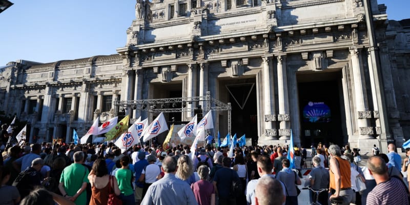 Milánská demonstrace proti mafii na podporu Nicoly Gratteriho