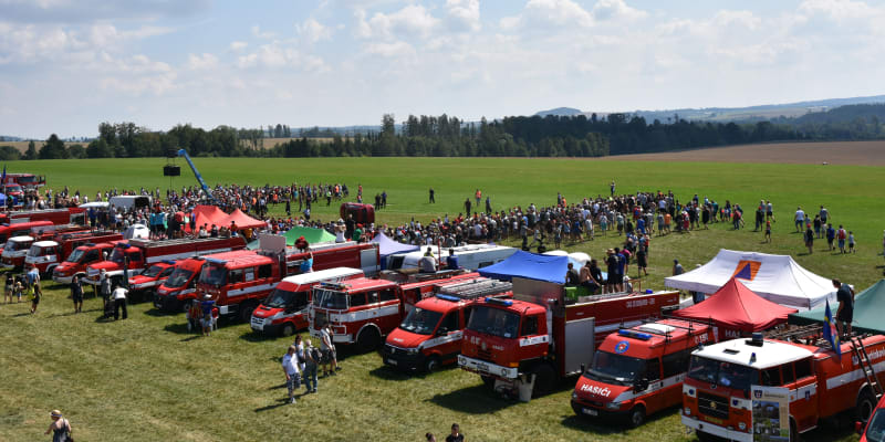 Na Pyrocaru v Přibyslavi se setkali hasiči z celé České republiky. Pochlubili se i hasicím robotem i speciálními obleky.