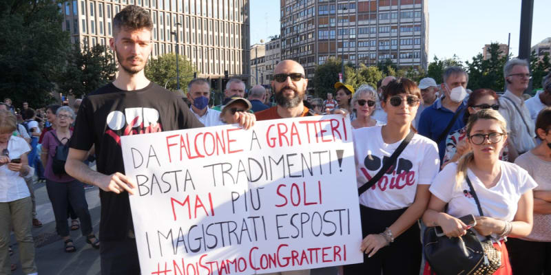 Milánská demonstrace proti mafii, na podporu prokurátora Nicoly Gratteriho