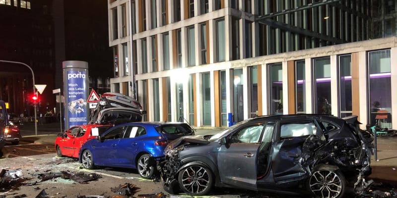 V Kolíně nad Rýnem havarovalo deset aut.