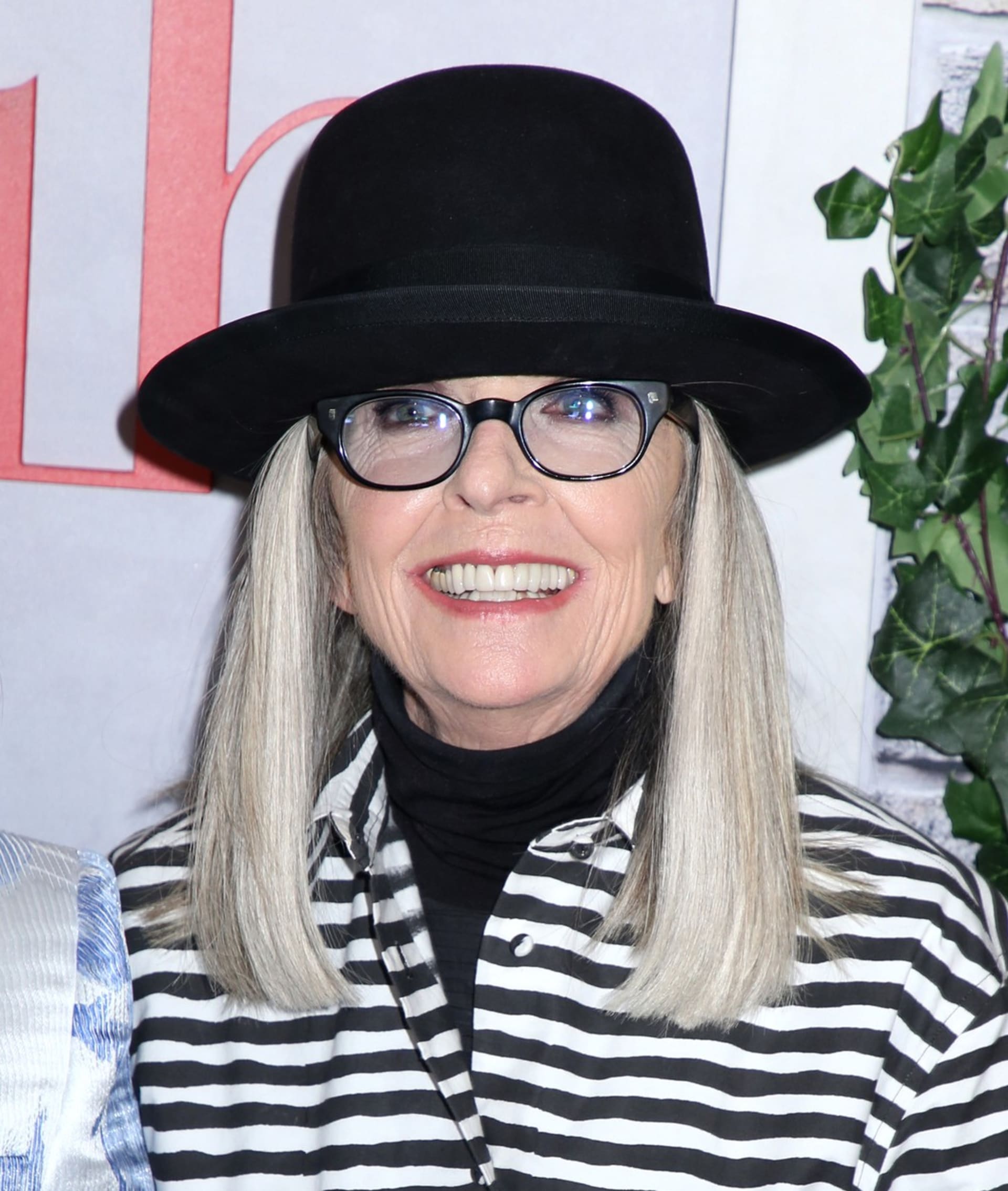 Diane Keaton nosí šediny už roky, patří k ní stejně jako klobouky.