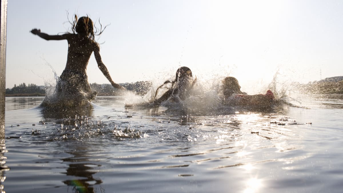 Děti hrající si ve vodě, ilustrační snímek