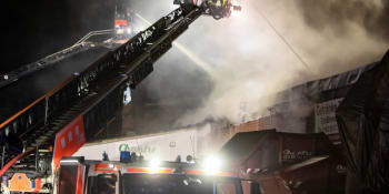 Recyklační firmu v německém Offenbachu zachvátil rozsáhlý požár. Z místa se ozývají exploze