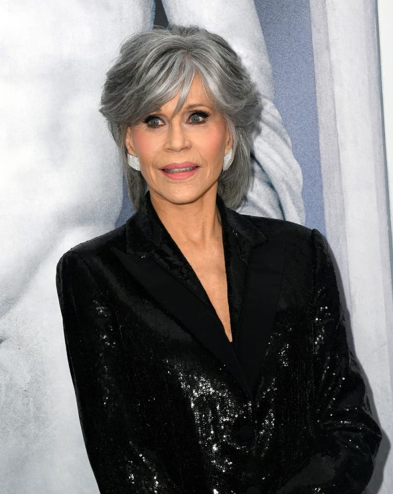 Herečka Jane Fonda umí šediny nosit.
