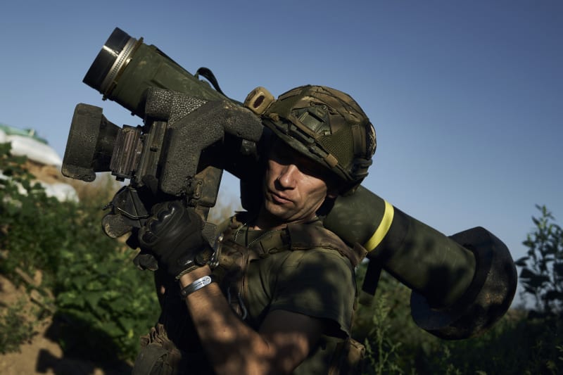 Ukrajinský voják s protitankovou střelou, červenec 2023