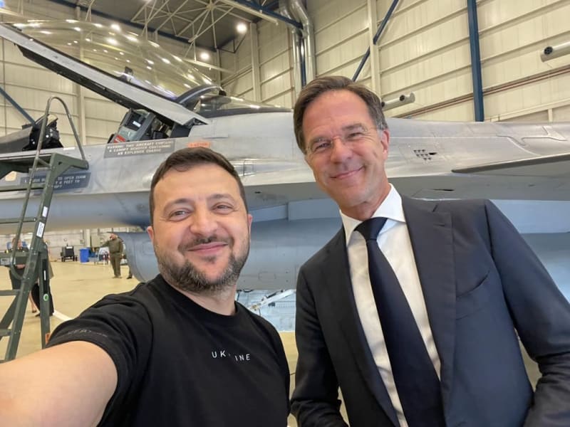 Volodymyr Zelenskyj a Mark Rutte se dohodli na dodávce stíhaček F-16 pro ukrajinskou armádu.