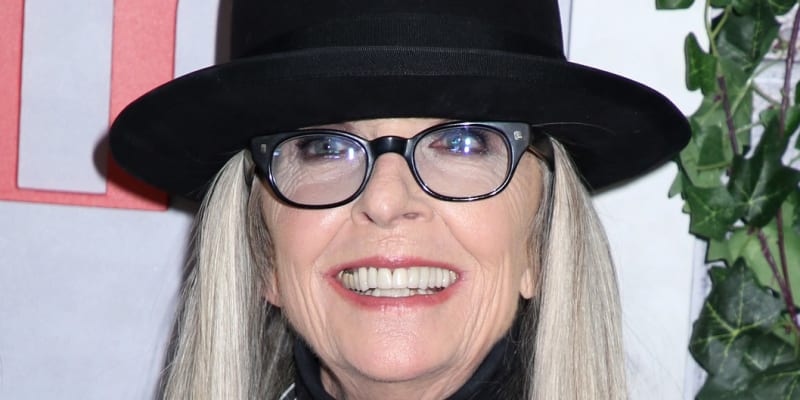 Diane Keaton nosí šediny už roky, patří k ní stejně jako klobouky.