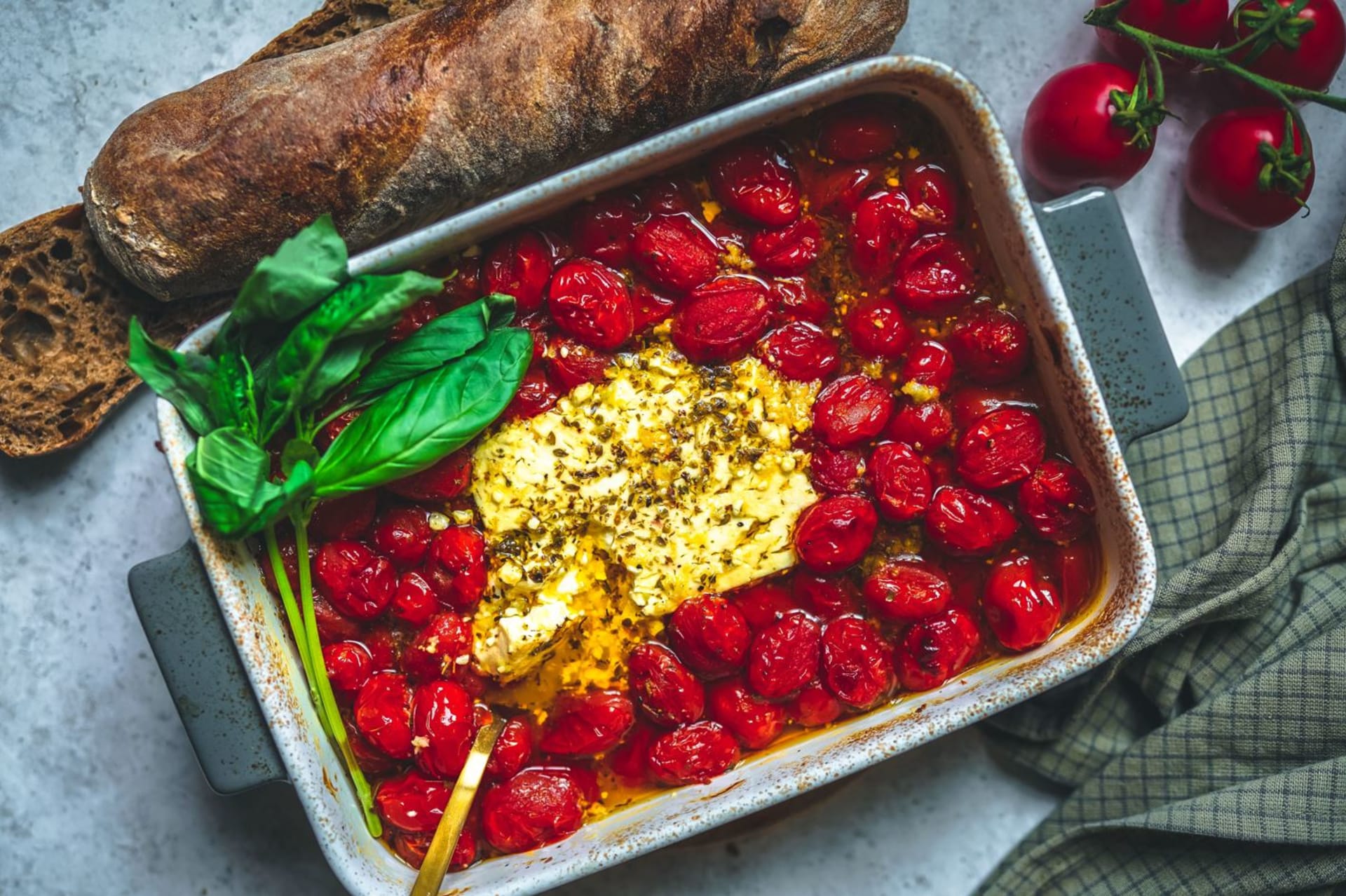 Léto na talíři: Pečená feta s rajčaty podle Kardamommy
