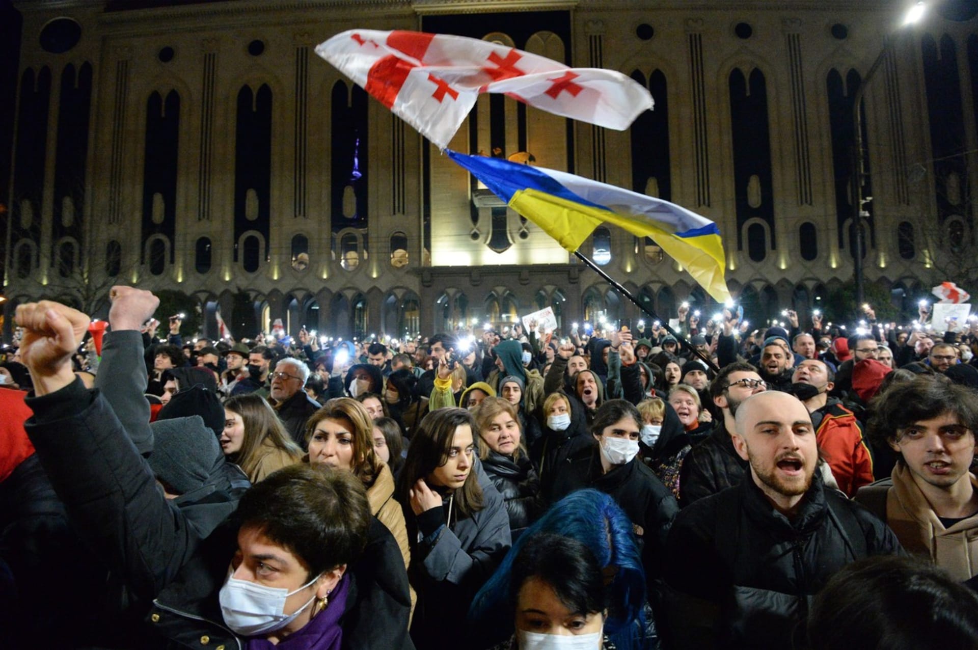 Na protestech lidé vyjadřovali solidaritu s Ukrajinou, která se brání ruské agresi. 